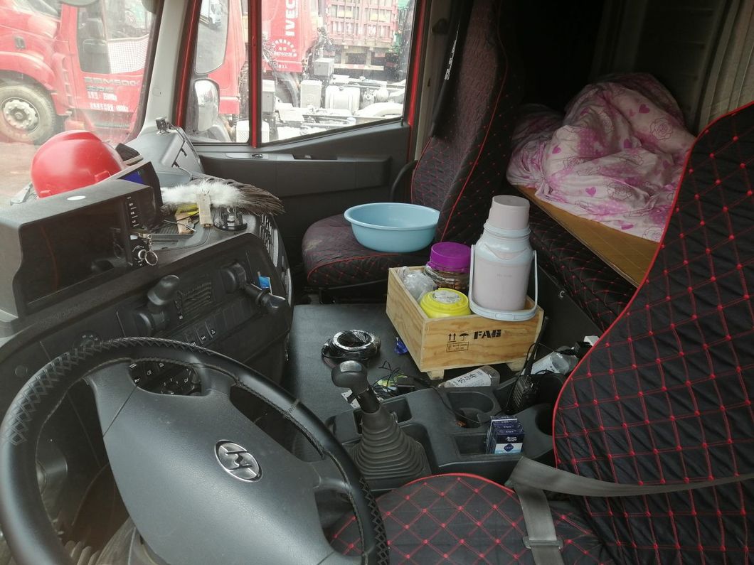 Hot Sale Used Saic Hongyan Van Trailer Head 6X4 Tractor Truck in Good Condition