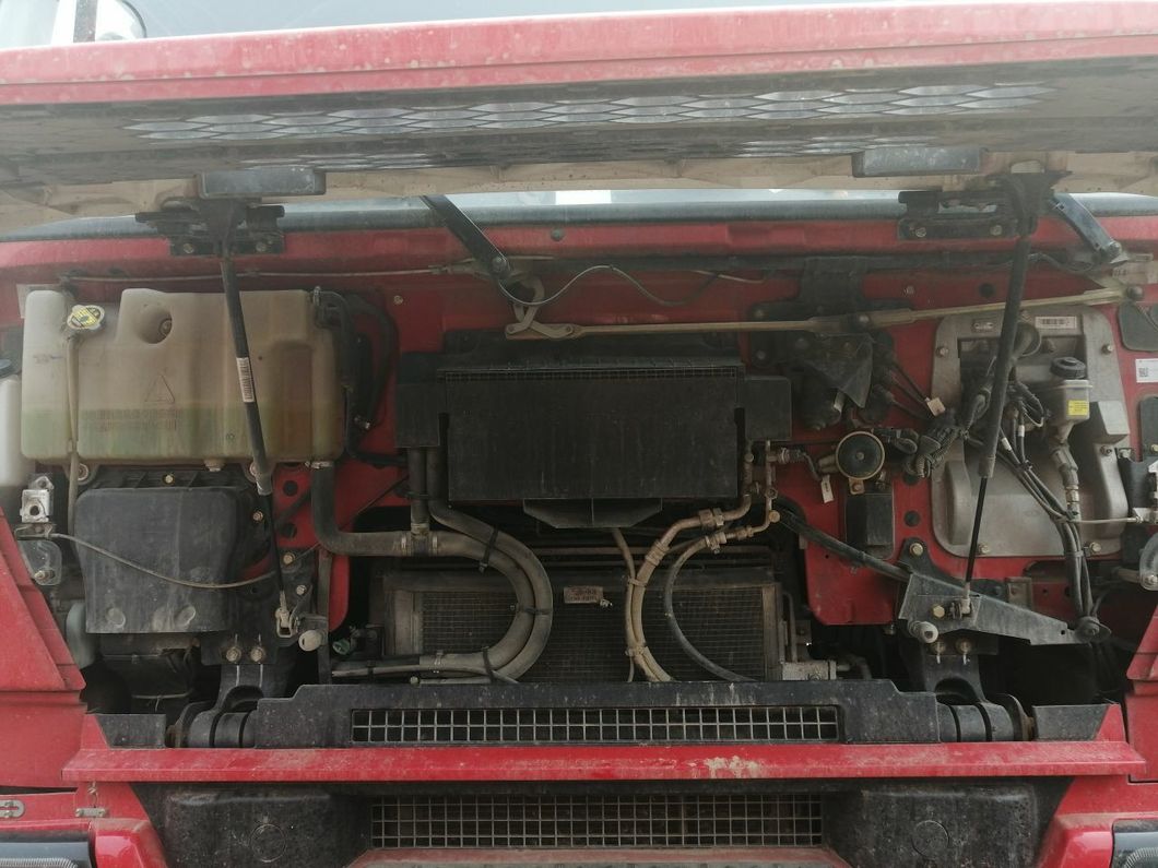 Hot Sale Used Saic Hongyan Van Trailer Head 6X4 Tractor Truck in Good Condition